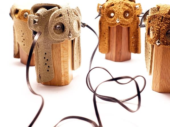 スウェードと木製ケースで出来たふくろう 型のネックレス式小物入れ。
