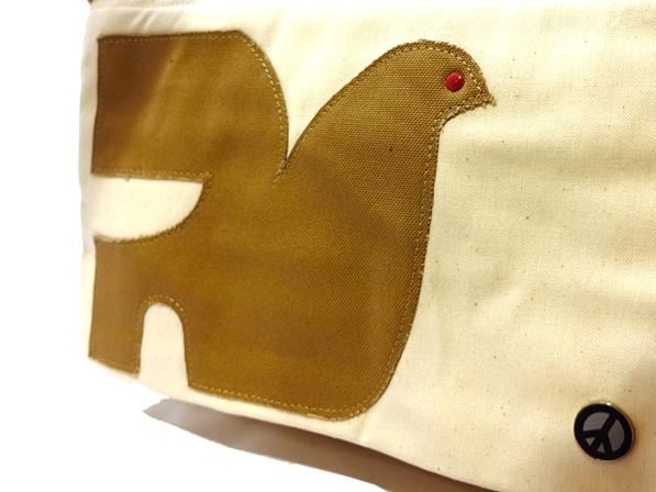 鳩のアップリケがレイアウトされた A4サイズショルダーバッグ