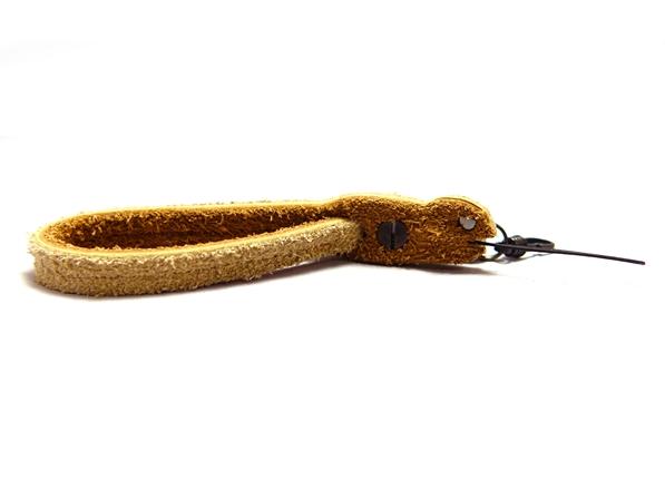 ヌメ革製のユニークなヘビ型 ハンドストラップ。