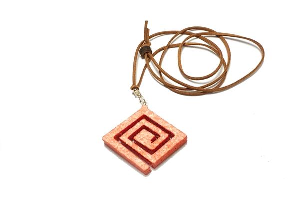 硬質フエルト製ペンダント