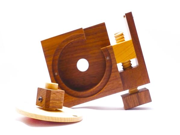テープの長さが測れる木製テープカッター「テープ・ディスタンサー」のミニ版。机に固定出来る