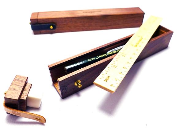 キャップが消しゴムケース、蓋が規(cm/inch)になっている  多目的な木製筆箱