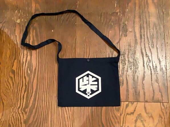 お出かけに便利なミニショルダーバッグ