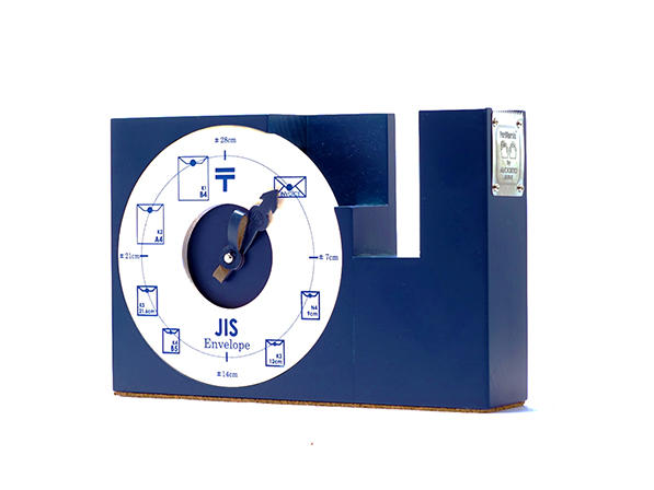 テープの長さが測れる木製のテープディスペンサー。カラー版。  テープを引くとレザーの矢印が時計の針の様に周ります。 iFデザイン賞2015受賞
