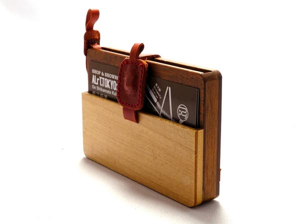 上質なウォールナット材とヌメ革を使用した窓枠の開いた木製カードケース。