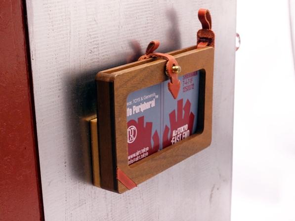 上質なウォールナット材とヌメ革を使用した窓枠の開いた木製カードケース。